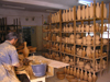 Algrie - M'chouneche - wilaya de Biskra: atelier de poterie - potier et objets prts - photographie par J.Kaman