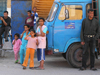 Algrie - El Oued: filles et camion bleu - photographie par J.Kaman