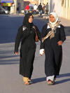 Algrie - El Oued : deux filles portaient le foulard islamique - photographie par J.Kaman