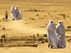 Algeria / Algerie - Touggourt - Wilaya de Ouargla: women on a dusty path- the town is named after a slave of legendary beauty and of mixed Portuguese-Berber origin - photo by J.Kaman