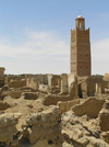 Algrie / Algerie - Temassine / Temacine - Wilaya de Ouargla: ruins and minaret - walls made of mud and palm tree trunks - photo by J.Kaman