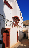 Algiers / Alger - Algeria: moorish door and balcony supported by wooden brackets - Kasbah of Algiers - UNESCO World Heritage Site | porte mauresque et oriel sur corbeaux de bois - haute-Casbah - Patrimoine mondial de lUNESCO - photo by M.Torres