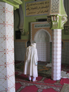 Algrie - Tamellaht - El Oued wilaya: la mosque de Sidi Hajj Ali  - homme au mihrab - Qibla - photographie par J.Kaman