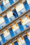 Alger - Algrie: Htel Albert 1er - Avenue Pasteur - faade blanche, balcons et volets bleus au soleil - huisseries et ferronneries bleues - Alger la blanche - photo par M.Torres