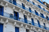 Alger - Algrie: architecture blanche et bleue - rue Larbi Ben Mhidi, ex-rue d'Isly - Alger la Blanche - photo par M.Torres