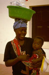 Angola - Luanda - woman with baby carrying large bowl on her head - mulher com beb ao colo e alguidar na cabea - images of Africa by F.Rigaud