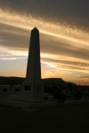 Australia - Alice Springs (NT): obelisk - ANZAC memorial at sunset - photo by R.Zafar