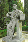 Azerbaijan - Baku: tomb of dramatist Shikhali Gurbanov, Azeri communist, first secretary of the central committee of Azerbaijan's Communist Party - Honour cemetery / Fakhri Khiyaban - sculptor: Omar Eldarov - photo by M.Torres