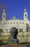 Azerbaijan - Baku: Aliaga Vahid bust - Muslim Magomayev State Philarmony / philharmonic - architect G.Termikelov - Aliaga Vahid bust - Istiglaliyyat Street - photo by M.Torres