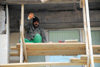 Azerbaijan - Baku: old town - friendly builder on a shaky scaffold - construction worker - construction site - photo by M.Torres