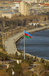 Azerbaijan - Baku: Azerbaijani flag and Baku bay - the Boulevard - photo by Miguel Torres