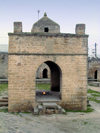 Surakhany - Absheron peninsula, Azerbaijan: Ateshgah fire temple - Agnihotra stage with a trishula on the roof - photo by G.Monssen