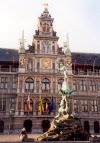 Belgium - Antwerpen / Anvers / ANR (Flanders / Vlaanderen): City Hall (Stadhuis, by Cornelis de Briendt) and Silvius Brabo after slaying the giant Druon Antigon (by Jef Lembeaux) -  (photo by M.Torres)