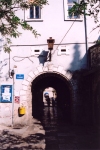 Trebinje (Bosnian Serb Republic / Republika Srpska): passage on Travunije square - Travunije Trg (photo by M.Torres)