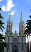 So Paulo, Brazil: cathedral facade and palm trees - Praa da S - Neo-Gothic style building with the capacity for more than 8 thousand people, designed in 1912 by the German architect Maximillian Hehl -  So Paulo See Metropolitan Cathedral - photo by M.Torres