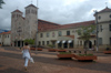 Brazil / Brasil - Dourados: walking to the church / igreja matriz (photo by Marta Alves)