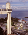 Brazil / Brasil - Salvador (Bahia): Elevador Lacerda, Brazil's first elevators, linking the Upper and Lower towns of Salvador - Carlos Lacerda Elevator - photo by L.Moraes