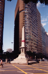 Belo Horizonte, MG, Brazil / Brasil: obelisk and building by Oscar - Afonso Pena avenue, Sete square | o 'Pirulito', obelisco em homenagem ao Centenrio da Independncia do Brasil e edifco de Niemeyer - Avenida Afonso Pena - Praa Sete - photo by M.Torres
