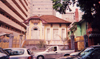 Brazil / Brasil - Sao Paulo: perdida na multido / lost in the crowd  - small house surrounded by modern buildings - photo by M.Torres