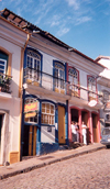 Brazil / Brasil - Ouro Preto: steep colonial street - Historic Town of Ouro Preto - UNESCO World Heritage Site / subindo a rua - Patrimnio Histrico e Cultural da Humanidade - photo by M.Torres