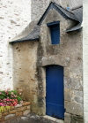 Brittany / Bretagne - Panestin (Morbihan dep.): blue door (photo by Rui Vale de Sousa)