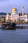 Bandar Seri Begawan, Brunei Darussalam: buildings on stilts of Kampong Pemacha water village, seen against the Sultan Omar Ali Saifuddin mosque - photo by M.Torres