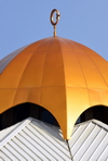 Bandar Seri Begawan, Brunei Darussalam: golden dome of the Al-Muhtadee Billah Mosque - Kampong Sungai Kebun water village - photo by M.Torres