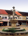 Cambodia / Cambodge - Cambodia - Battambang / Batdambang:  balancing act - statue (photo by M.Torres)