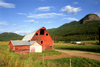 Canada / Kanada - BC: red farmhouse - barn - photo by G.Friedman
