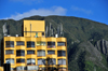 Bogota, Colombia: yellow building with cell-phone antennas and cerro Guadalupe, Andean Range, seen from Plazoleta del Rosario - barrio Catedral - La Candelaria - photo by M.Torres