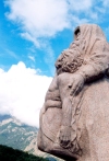 Corsica / Corse - Venaco: granite statue and the mountains (photo by M.Torres)