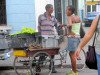 Cuba - Cienfuegos: street scene - merchant and client - photo by L.Gewalli