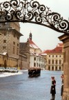 Czech Republic - Prague:changing the presidential guard at the president's guard at the castle - Matthias gate (Hradcany -  Matyasova brana) (photo by Miguel Torres)
