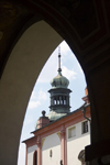 Czech Republic - Prbram: Svata Hora - tower framed by ogive - photo by H.Olarte