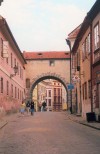 Czech Republic - Cesky Krumlov / Krummau (Southern Bohemia - Jihocesk - Budejovick kraj): arch on Latran street  (photo by M.Torres)
