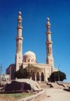 Egypt - Assuan: a dome and a rock - Friday mosque (photo by Miguel Torres)