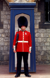 London, United Kingdom: The royal guards - sentry box, Buckingham palace - photo by B.Henry