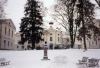 Estonia - Tartu: dressed in white (photo by M.Torres)