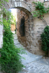 France - Flayosc - Var - PACA: village alley - arch - photo by N.Keegan