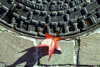 La Varenne - commune of Saint-Maur-des-Fosss, Val-de-Marne, Ile-de-France: manhole and leaf - autumn - photo by Y.Baby