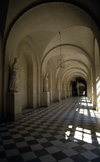 Versailles, Yvelines dpartement, France: Palace of Versailles / Chteau de Versailles - corridor with statues of the French monarchs - photo by Y.Baby