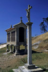 Galicia / Galiza - Baiona, Pontevedra province: horreo granary and crucifix - Rias Baixas - photo by S.Dona'