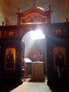 Georgia - Mtskheta: Svetitskhoveli Cathedral - 'the Living Pillar Cathedral' - sun and the iconostasis - photo by N.Mahmudova