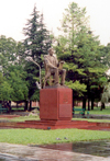 Georgia - Batumi: Memed Abashidze statue - regal pose - photo by M.Torres