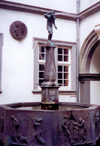 Germany / Deutschland - Koblenz (Rhineland-Palatinate / Rheinland-Pfalz): the young rascal - the Schngel fountain - photo by M.Torres