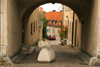 Sweden - Gotland island - Visby: sheep statue on a passage - Hanseatic Town of Visby - Unesco world heritage site / staty av en far - photo by C.Schmidt