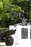 Greece - Leibadeia (Sterea Ellada): war monument (photo by Nick Axelis)