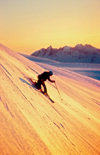 Greenland, Apussuit: Telemark skier carving turns on steep slope - photo by S.Egeberg