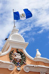 Ciudad de Guatemala / Guatemala city: former Central post office - Guatemalan flag and coat of arms - Oficina nacional de correos - photo by M.Torres