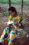 Guinea Bissau / Guin Bissau - Bula: rapariga a alimentar uma gazela bb (foto de / photo by Dolores CM)